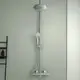 Duschsystem mit Kopf- und Handbrause, verchromt, in einfacher Montage an einer hellen Wand. Ideal Standard, funktional und modern gestaltet.